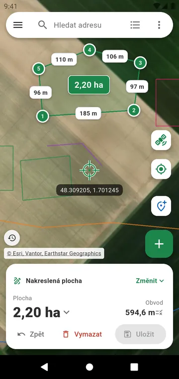 Pozemek nakreslený na satelitní mapě: délky stran a plocha